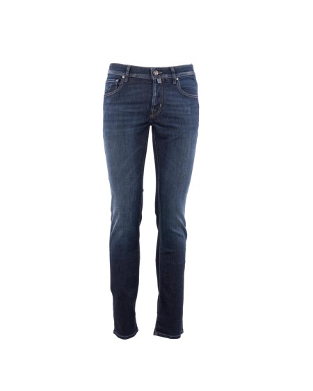 Shop JACOB COHEN  Pantalone: Jacob Cohen pantaloni 5 tasche Scott.
Carrot slim fit con gamba cropped e cavallo basso.
Denim indaco super stretch soft di cotone e lyocell blu scuro con resinatura vintage, sabbiatura a mano, effetto dirty e texture morbida (10 once).
Salpa in velluto grigio scuro con pattern stampato a righe e logo.
Bottone dalla forma leggermente bombata con motivo a spina di pesce, strisce e logo centrale, finitura canna di fucile.
Include bandana con stampa a righe diagonali e rocchetto di filo.
Patta interna ricamata con nome del pantalone e citazione del fondatore.
Profumati con l’esclusiva fragranza Jacob Cohën.
Composizione: 81% cotone, 11% lyocell, 6% elastomultiestere, 2% elastan/spandex.
Made in Italy.. QE006 P3621-100D